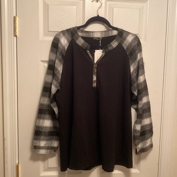 BloomChic Tops - Brand New BloomChic Black/White Long Sleeve Top…size 12